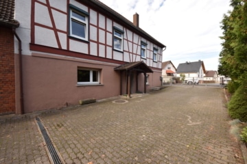 DIETZ: Geräumiges 1-2 Familienhaus mit großem Grundstück, Nebengebäude und Doppelgarage! - Wohnhaus (640810)