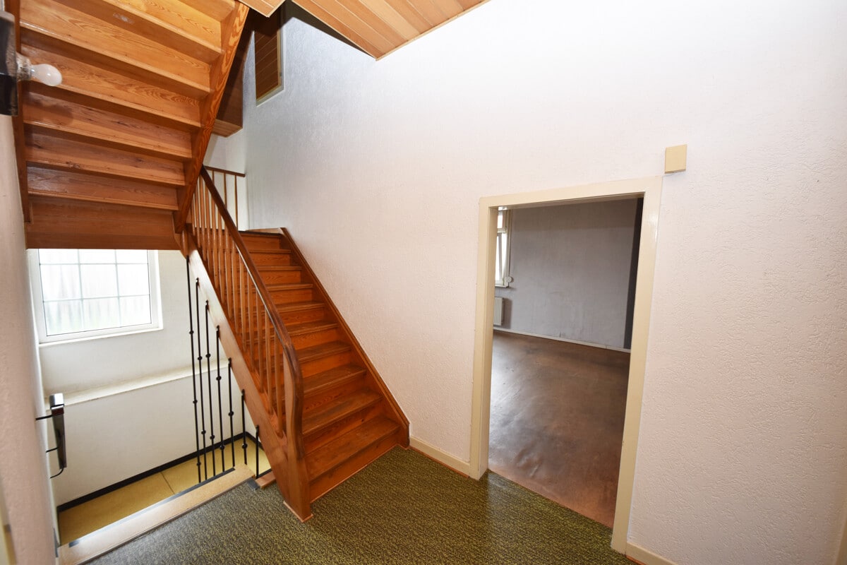 Treppenhaus bis ins Dachgeschoss