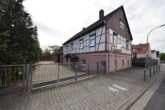 Einfahrt - DIETZ: Geräumiges 1-2 Familienhaus mit großem Grundstück, Nebengebäude und Doppelgarage!