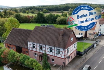 DIETZ: Geräumiges 1-2 Familienhaus mit großem Grundstück, Nebengebäude und Doppelgarage! - Wohnhaus und Nebengebäude (640802)