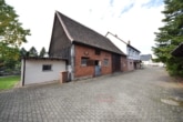 Innenhof und Wohnhaus - DIETZ: Geräumiges 1-2 Familienhaus mit großem Grundstück, Nebengebäude und Doppelgarage!