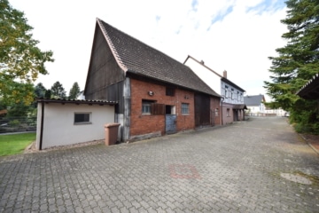 DIETZ: Geräumiges 1-2 Familienhaus mit großem Grundstück, Nebengebäude und Doppelgarage! - Innenhof und Wohnhaus (640811)