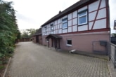 Einfahrt - DIETZ: Geräumiges 1-2 Familienhaus mit großem Grundstück, Nebengebäude und Doppelgarage!