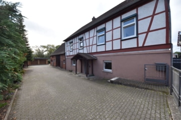 DIETZ: Geräumiges 1-2 Familienhaus mit großem Grundstück, Nebengebäude und Doppelgarage! - Einfahrt (640809)