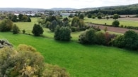 Blick hinter das Grundstück - DIETZ: Geräumiges 1-2 Familienhaus mit großem Grundstück, Nebengebäude und Doppelgarage!