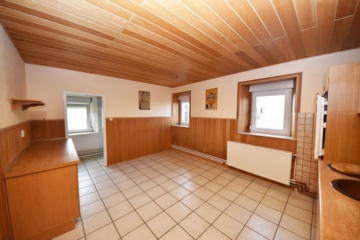 DIETZ: Geräumiges 1-2 Familienhaus mit großem Grundstück, Nebengebäude und Doppelgarage! - EG Küche (640831)