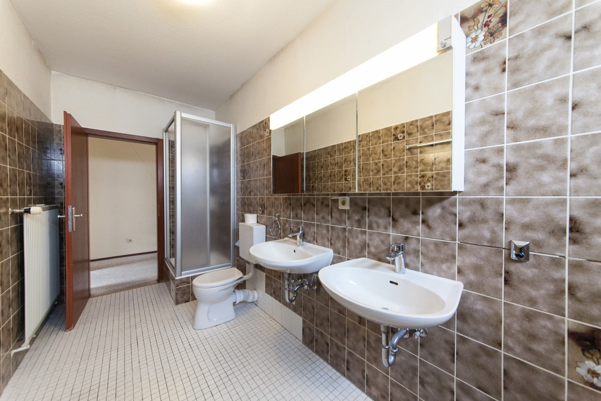 TGL-Bad mit Wanne und Dusche