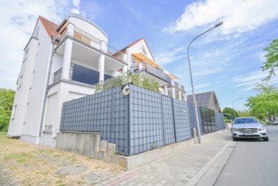 DIETZ: 3-Zimmerwohnung im Erdgeschoss mit zwei TG-Stellplätzen und Kellerraum! - Außenansicht (697170)