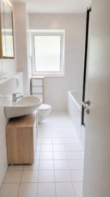 DIETZ: 3-Zimmerwohnung im Erdgeschoss mit zwei TG-Stellplätzen und Kellerraum! - Tageslichtbad (695238)