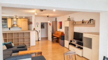 DIETZ: 3-Zimmerwohnung im Erdgeschoss mit zwei TG-Stellplätzen und Kellerraum! - Wohn- und Esszimmer (695232)