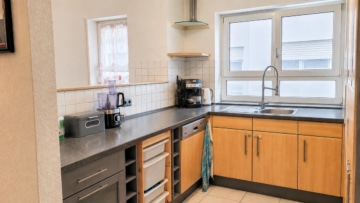 DIETZ: 3-Zimmerwohnung im Erdgeschoss mit zwei TG-Stellplätzen und Kellerraum! - Küche (695234)