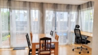 Wohn- und Esszimmer - DIETZ: 3-Zimmerwohnung im Erdgeschoss mit zwei TG-Stellplätzen und Kellerraum!
