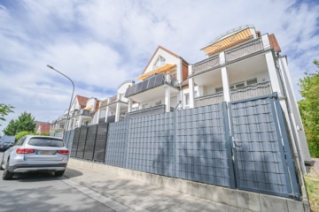 DIETZ: 3-Zimmerwohnung im Erdgeschoss mit zwei TG-Stellplätzen und Kellerraum! - Außenansicht (695253)
