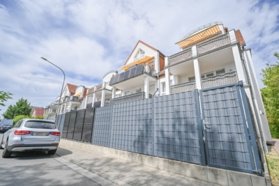 DIETZ: 3-Zimmerwohnung im Erdgeschoss mit zwei TG-Stellplätzen und Kellerraum! - Außenansicht (697174)