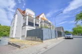Außenansicht - DIETZ: 3-Zimmerwohnung im Erdgeschoss mit zwei TG-Stellplätzen und Kellerraum!