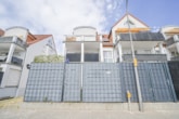 Außenansicht - DIETZ: 3-Zimmerwohnung im Erdgeschoss mit zwei TG-Stellplätzen und Kellerraum!