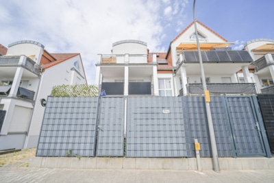 DIETZ: 3-Zimmerwohnung im Erdgeschoss mit zwei TG-Stellplätzen und Kellerraum! - Außenansicht (697172)