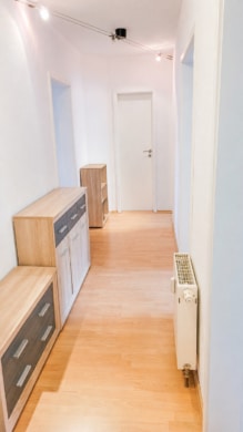 DIETZ: 3-Zimmerwohnung im Erdgeschoss mit zwei TG-Stellplätzen und Kellerraum! - Flur (695242)