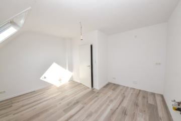DIETZ: SANIERTE 4-Zimmer-Wohnung – 1. Obergeschoss im 2-Familienhaus! 1/2 Garage + 2 PKW-Außenplätze - Küche (645432)