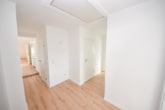 Flur - DIETZ: SANIERTE 4-Zimmer-Wohnung – 1. Obergeschoss im 2-Familienhaus! 1/2 Garage + 2 PKW-Außenplätze