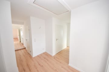 DIETZ: SANIERTE 4-Zimmer-Wohnung – 1. Obergeschoss im 2-Familienhaus! 1/2 Garage + 2 PKW-Außenplätze - Flur (645439)
