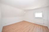 Schlafzimmer 2 - DIETZ: SANIERTE 4-Zimmer-Wohnung – 1. Obergeschoss im 2-Familienhaus! 1/2 Garage + 2 PKW-Außenplätze