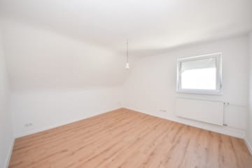 DIETZ: SANIERTE 4-Zimmer-Wohnung – 1. Obergeschoss im 2-Familienhaus! 1/2 Garage + 2 PKW-Außenplätze - Schlafzimmer 2 (645437)