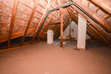 DIETZ: SANIERTE 4-Zimmer-Wohnung – 1. Obergeschoss im 2-Familienhaus! 1/2 Garage + 2 PKW-Außenplätze - Dachboden als Lagerfläche (645446)