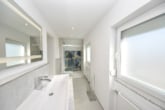 Tageslichtbadezimmer - DIETZ: SANIERTE 4-Zimmer-Wohnung – 1. Obergeschoss im 2-Familienhaus! 1/2 Garage + 2 PKW-Außenplätze