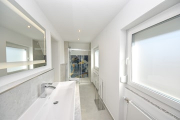 DIETZ: SANIERTE 4-Zimmer-Wohnung – 1. Obergeschoss im 2-Familienhaus! 1/2 Garage + 2 PKW-Außenplätze - Tageslichtbadezimmer (645435)