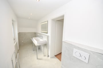 DIETZ: SANIERTE 4-Zimmer-Wohnung – 1. Obergeschoss im 2-Familienhaus! 1/2 Garage + 2 PKW-Außenplätze - Tageslichtbadezimmer (645436)