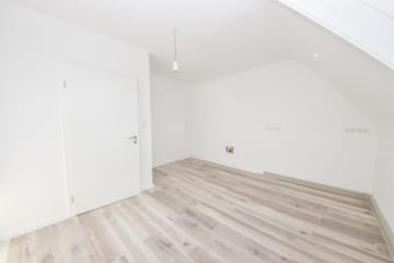 DIETZ: SANIERTE 4-Zimmer-Wohnung – 1. Obergeschoss im 2-Familienhaus! 1/2 Garage + 2 PKW-Außenplätze - Küche (645433)