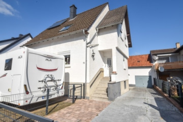 DIETZ: SANIERTE 4-Zimmer-Wohnung – 1. Obergeschoss im 2-Familienhaus! 1/2 Garage + 2 PKW-Außenplätze - Zweifamilienhaus (645447)