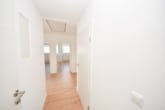 Flur - DIETZ: SANIERTE 4-Zimmer-Wohnung – 1. Obergeschoss im 2-Familienhaus! 1/2 Garage + 2 PKW-Außenplätze