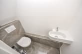 Gäste-WC - DIETZ: SANIERTE 4-Zimmer-Wohnung – 1. Obergeschoss im 2-Familienhaus! 1/2 Garage + 2 PKW-Außenplätze