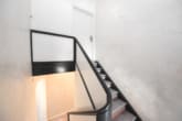 Treppenaufgang OG - DIETZ: SANIERTE 4-Zimmer-Wohnung – 1. Obergeschoss im 2-Familienhaus! 1/2 Garage + 2 PKW-Außenplätze
