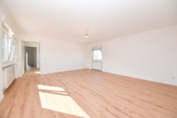 DIETZ: SANIERTE 4-Zimmer-Wohnung – 1. Obergeschoss im 2-Familienhaus! 1/2 Garage + 2 PKW-Außenplätze - Wohnzimmer (645431)