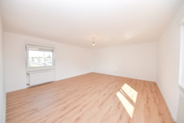 DIETZ: SANIERTE 4-Zimmer-Wohnung – 1. Obergeschoss im 2-Familienhaus! 1/2 Garage + 2 PKW-Außenplätze - Wohnzimmer (645430)