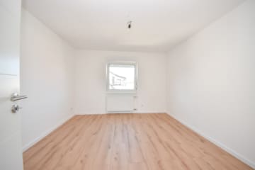 DIETZ: SANIERTE 4-Zimmer-Wohnung – 1. Obergeschoss im 2-Familienhaus! 1/2 Garage + 2 PKW-Außenplätze - Schlafzimmer 3 (645441)