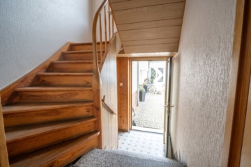 DIETZ: 2-FH mit Nebengebäude, Keller und Hofbereich in Rodgau-Weiskirchen! WEG-Teilung! - Treppenaufgang OG (638078)