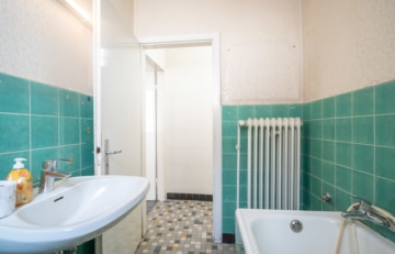 DIETZ: 2-FH mit Nebengebäude, Keller und Hofbereich in Rodgau-Weiskirchen! WEG-Teilung! - Badezimmer EG (638074)