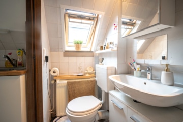 DIETZ: 2-FH mit Nebengebäude, Keller und Hofbereich in Rodgau-Weiskirchen! WEG-Teilung! - Tageslichtbadezimmer NG (638109)