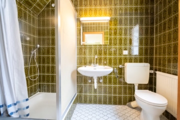 DIETZ: 2-FH mit Nebengebäude, Keller und Hofbereich in Rodgau-Weiskirchen! WEG-Teilung! - Duschbad OG (638087)