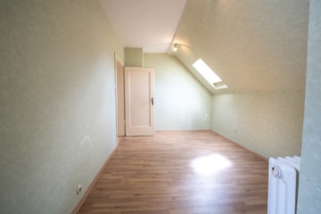 DIETZ: 2-FH mit Nebengebäude, Keller und Hofbereich in Rodgau-Weiskirchen! WEG-Teilung! - Schlafzimmer 4 OG (638086)