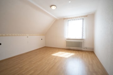 DIETZ: 2-FH mit Nebengebäude, Keller und Hofbereich in Rodgau-Weiskirchen! WEG-Teilung! - Schlafzimmer 1 OG (638079)