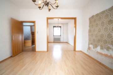 DIETZ: 2-FH mit Nebengebäude, Keller und Hofbereich in Rodgau-Weiskirchen! WEG-Teilung! - Wohnbereich EG (638066)