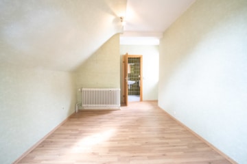 DIETZ: 2-FH mit Nebengebäude, Keller und Hofbereich in Rodgau-Weiskirchen! WEG-Teilung! - Schlafzimmer 4 OG (638085)