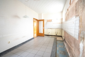 DIETZ: 2-FH mit Nebengebäude, Keller und Hofbereich in Rodgau-Weiskirchen! WEG-Teilung! - Küche EG (638072)