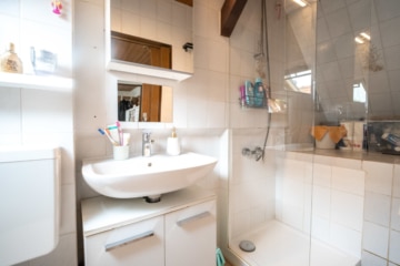 DIETZ: 2-FH mit Nebengebäude, Keller und Hofbereich in Rodgau-Weiskirchen! WEG-Teilung! - Tageslichtbadezimmer NG (638110)