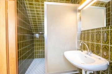 DIETZ: 2-FH mit Nebengebäude, Keller und Hofbereich in Rodgau-Weiskirchen! WEG-Teilung! - Duschbad OG (638088)